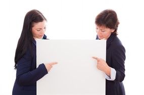 制服美女手指空白牌子图片